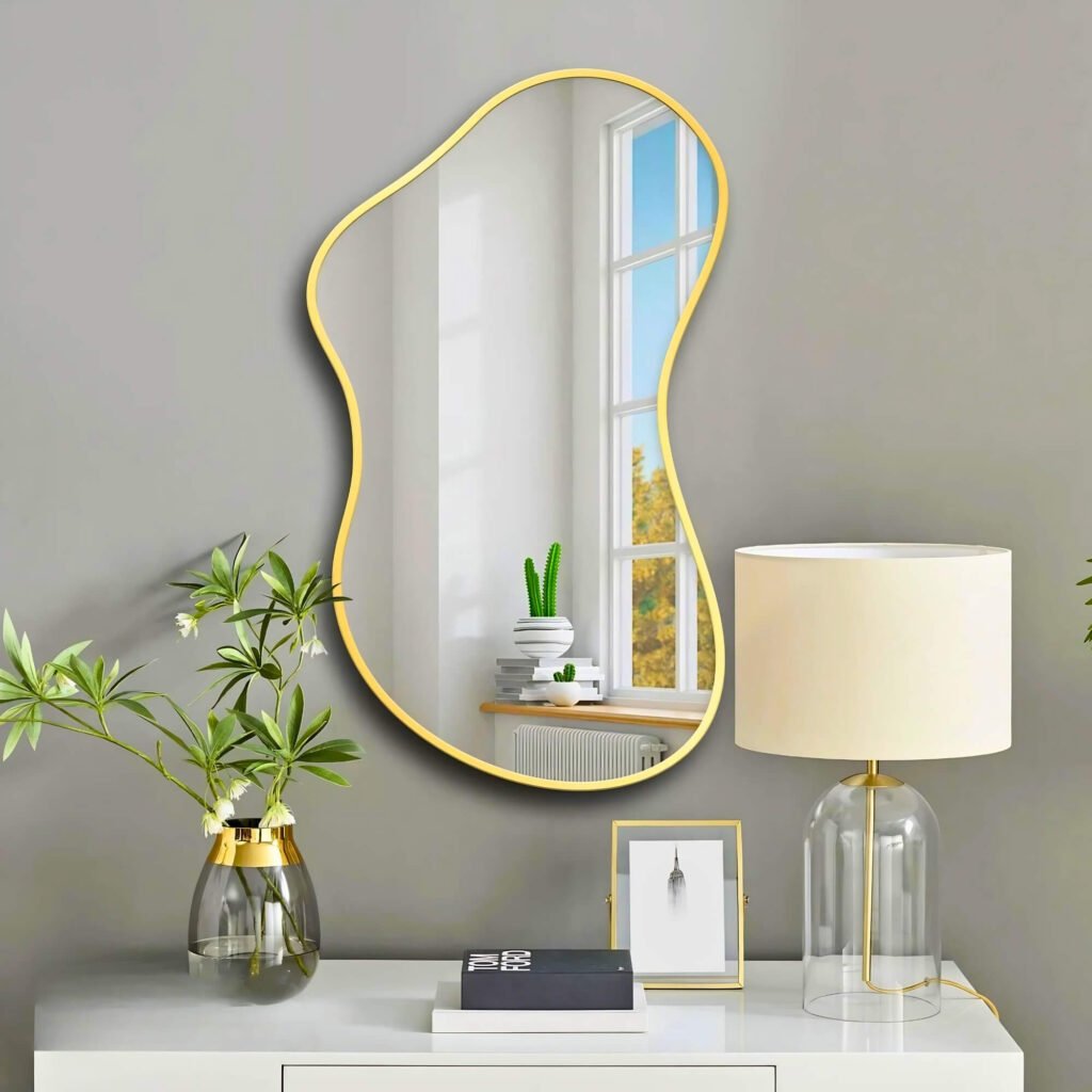 Espejo Caspian asimétrico vertical sobre mueble en recibidor moderno