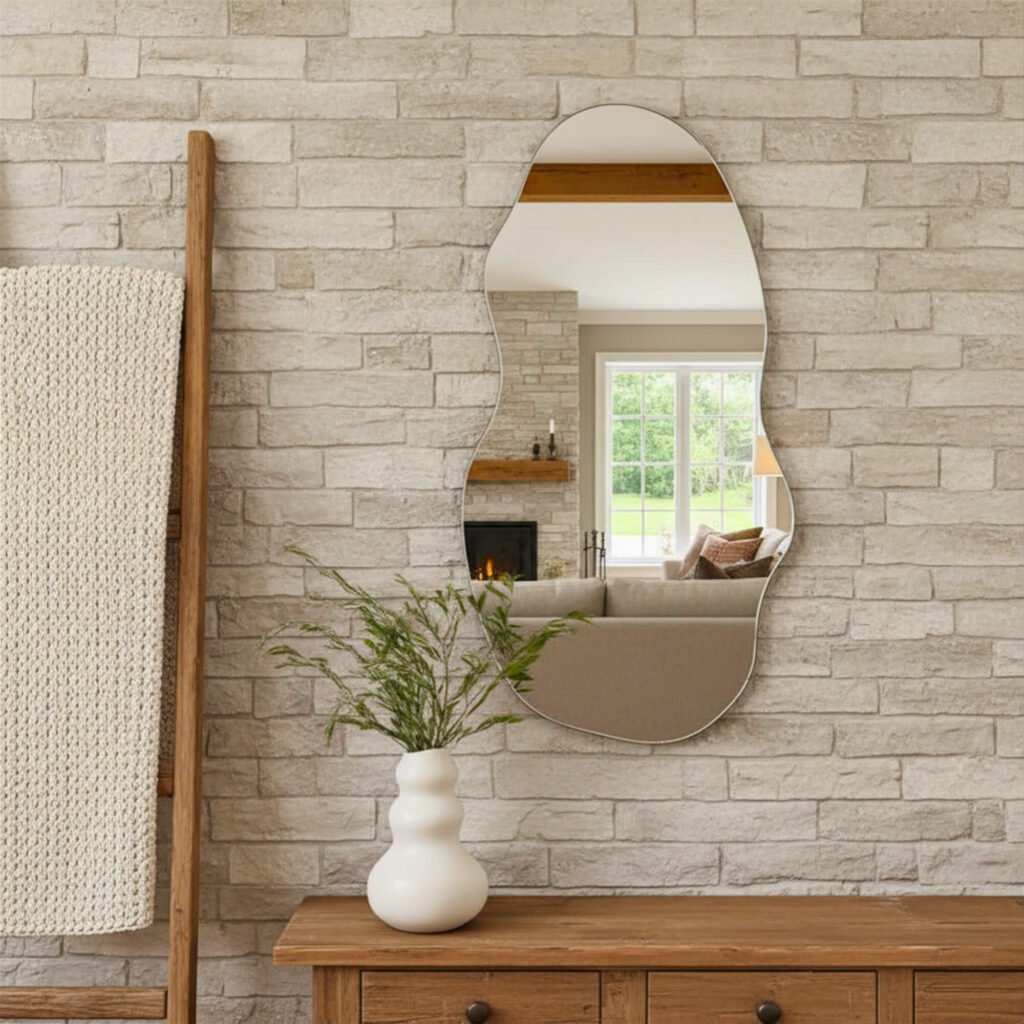 Espejo Jesse asimétrico apoyado sobre mueble de madera en recibidor moderno