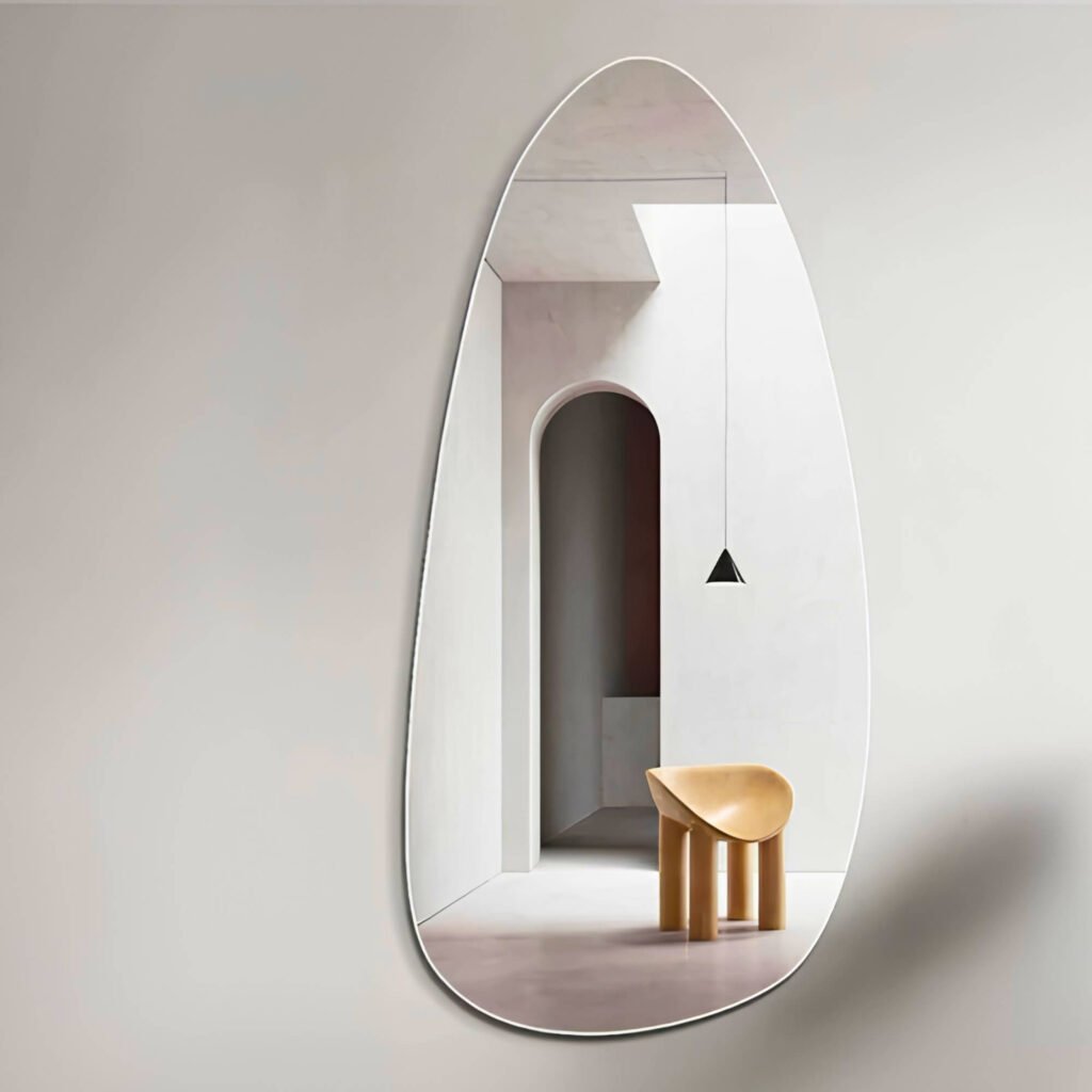 Espejo Sharod asimétrico vertical decorativo en ambiente moderno
