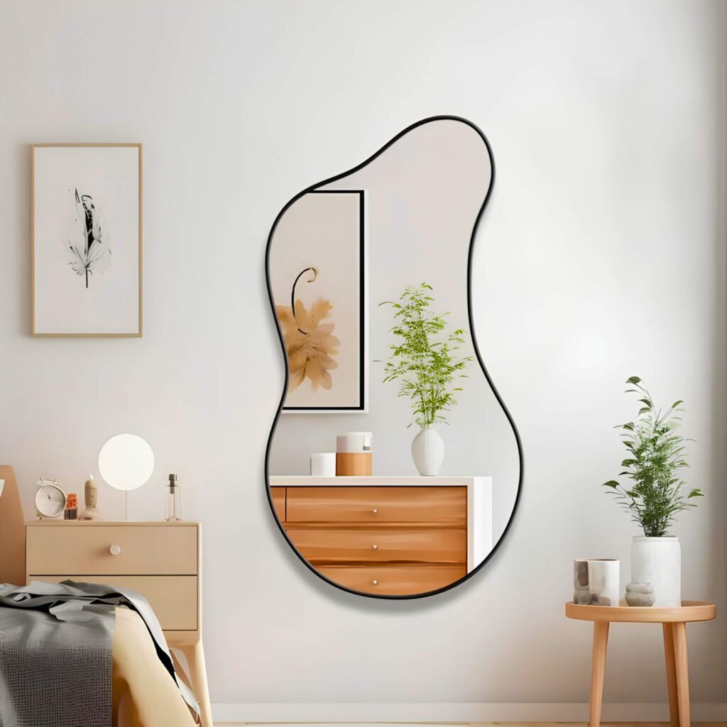 Espejo Silueta de Pared asimétrico sobre mueble de madera en recibidor moderno