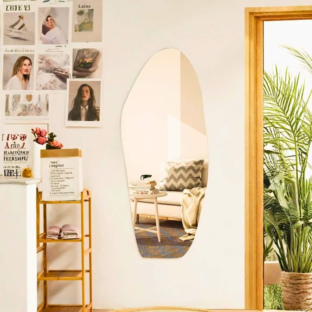 Espejo Spain de cuerpo entero con diseño orgánico apoyado en dormitorio moderno