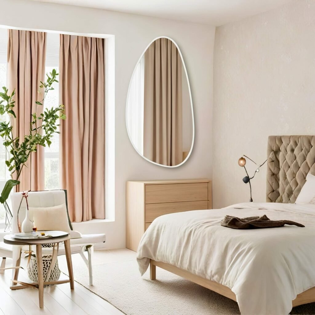 Espejo Frigg ovalado vertical decorativo en dormitorio moderno
