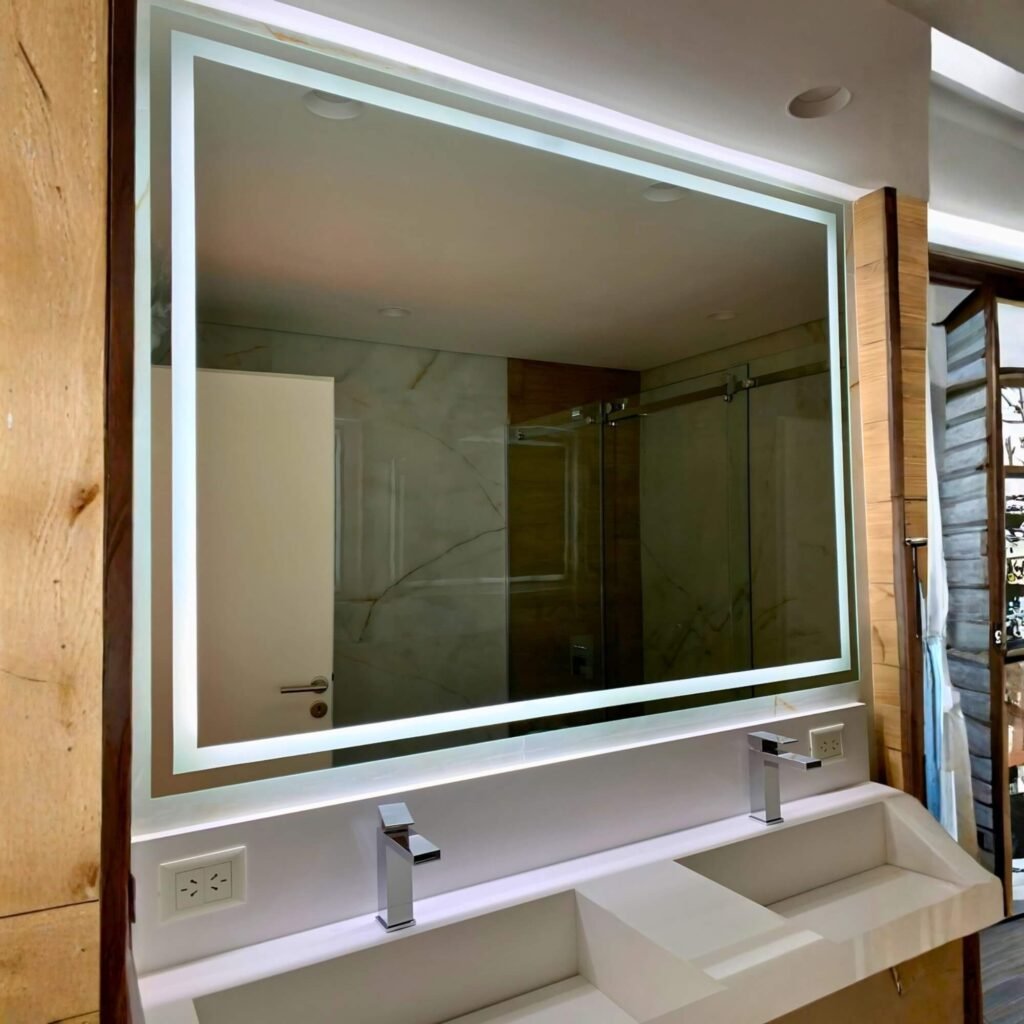 Espejo rectangular LED con sensor touch y dimmer regulable para baño moderno