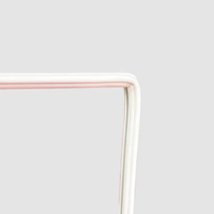 Detalle de marco PVC blanco sobre fondo gris para espejo a medida